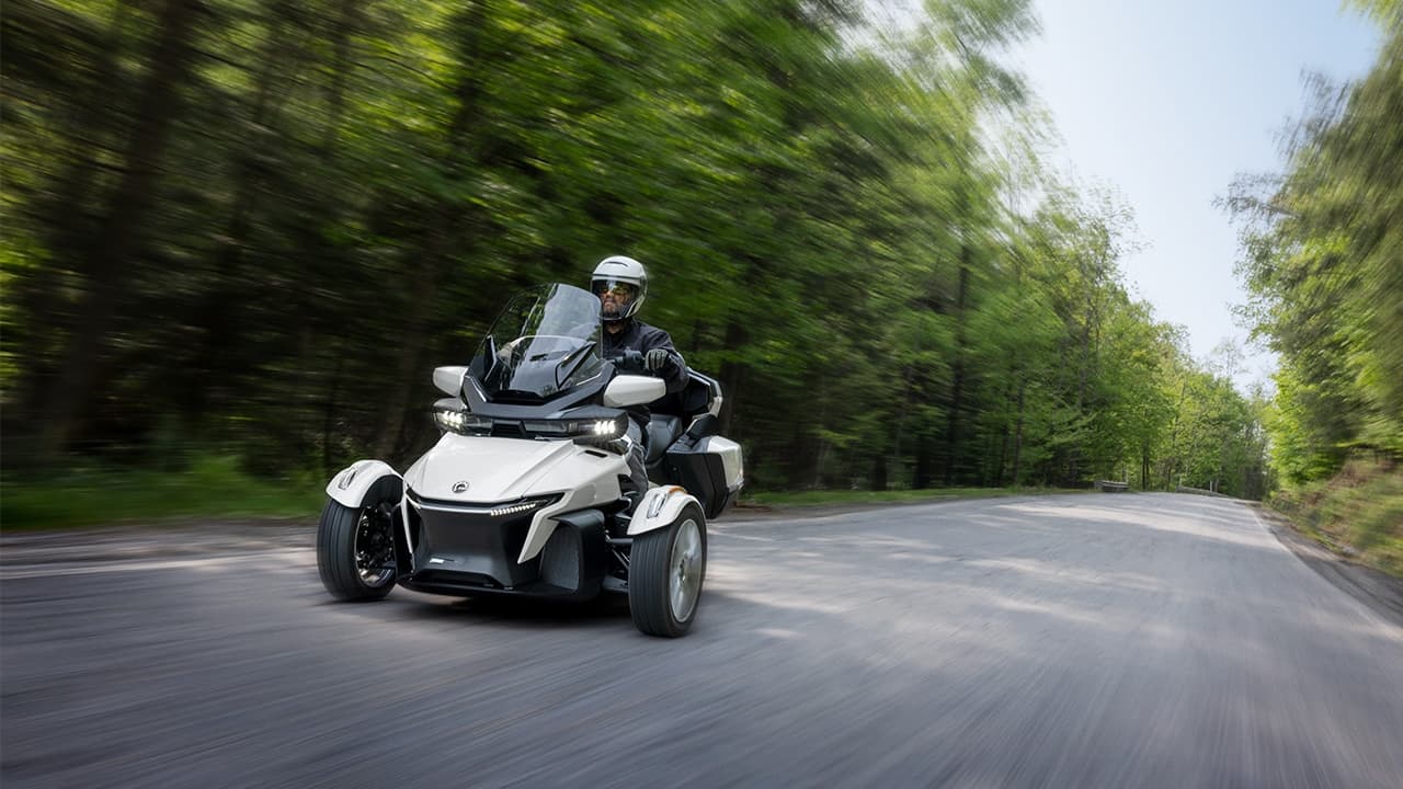 Трёхколёсный Can-Am Spyder RT на трассе