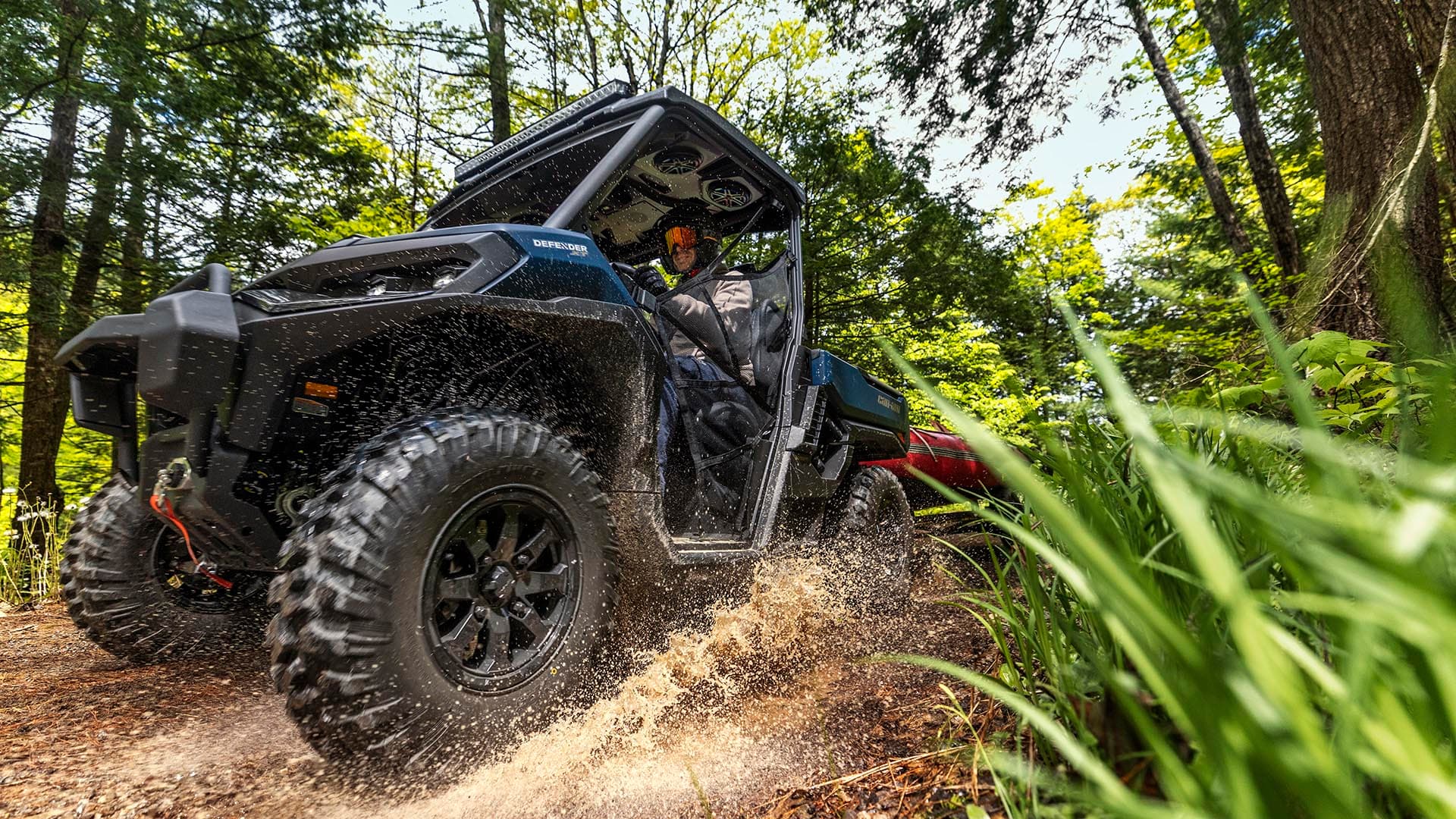 Багги Can-Am Defender гонит по грязи