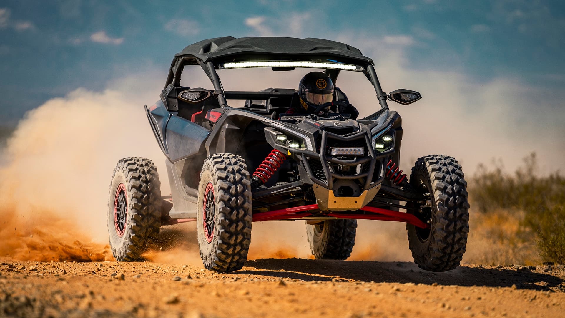 Багги Can-Am Maverick X3 в облаке пыли