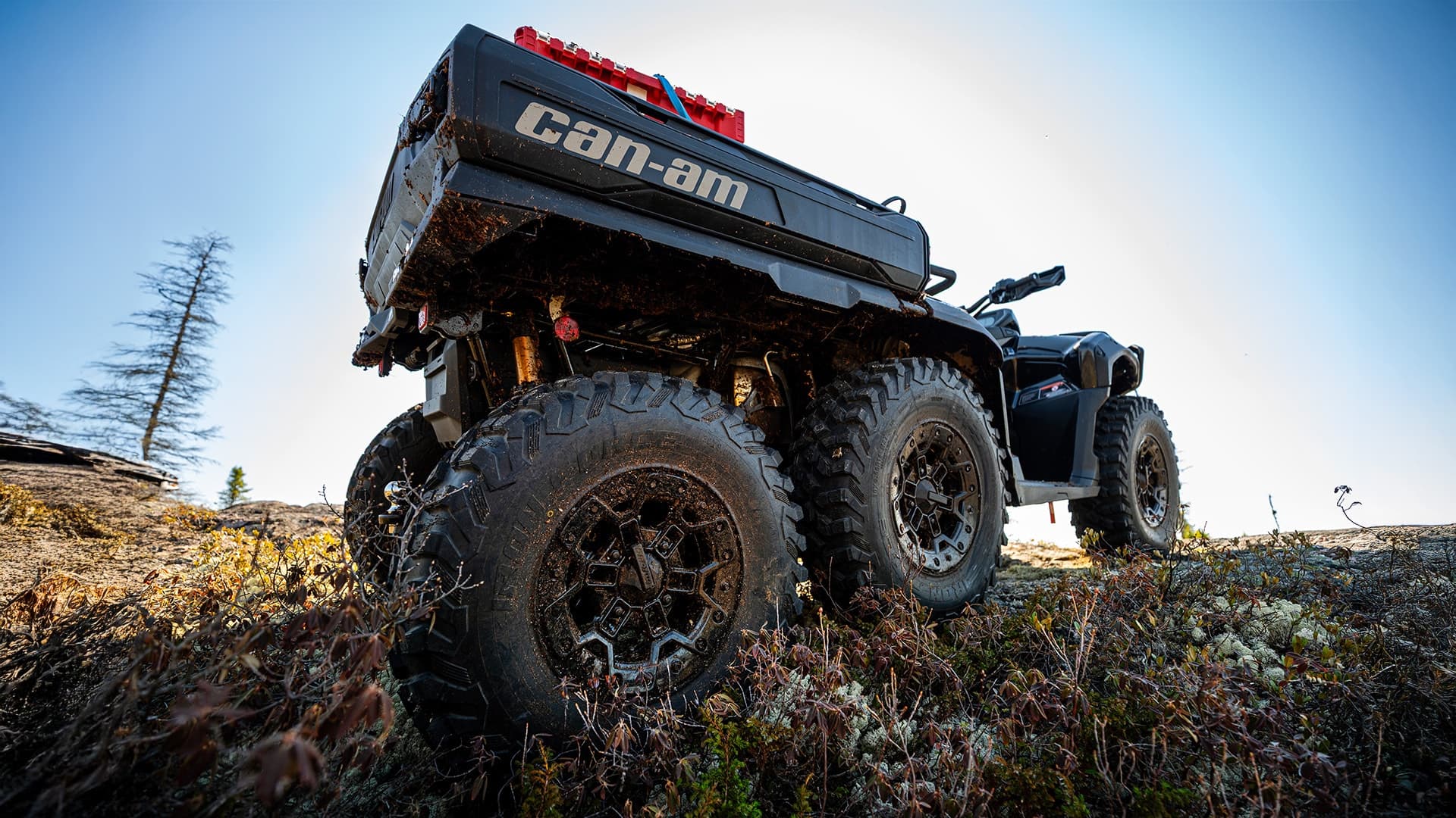 Квадроцикл Can-Am Outlander 6x6 на бездорожье